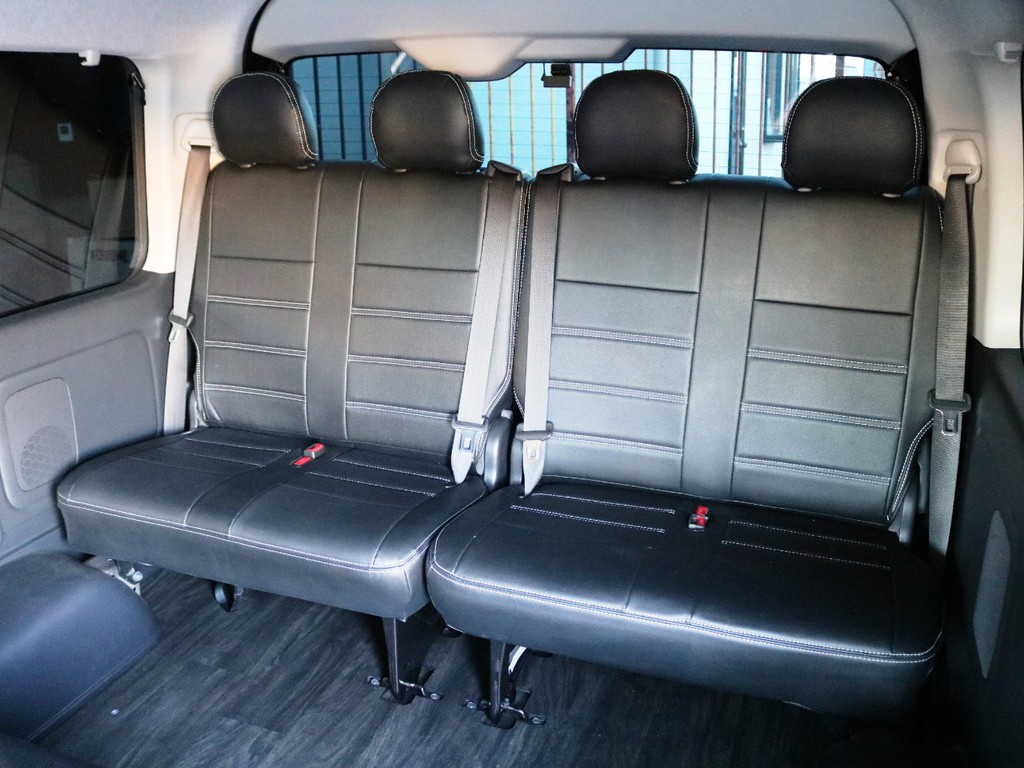 ４列目は２人掛けシート×２脚！