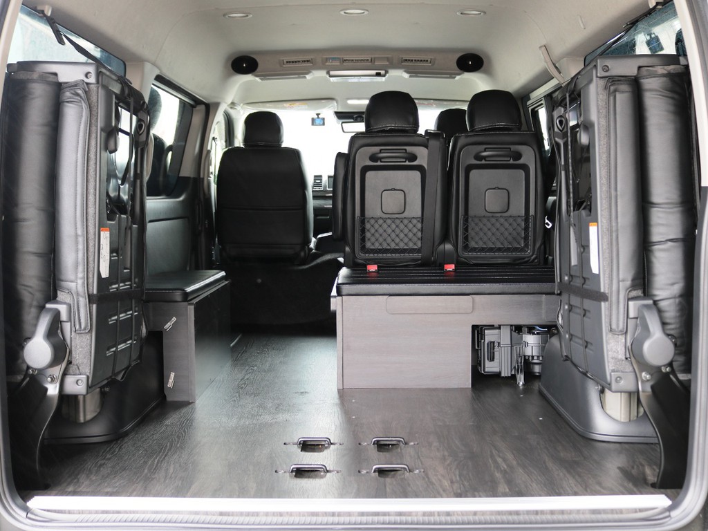 ４列目シートは片側ずつの跳ね上げ収納が可能です！４列目両側・ベッドマットを片付ければ広々ラゲージスペースに♪