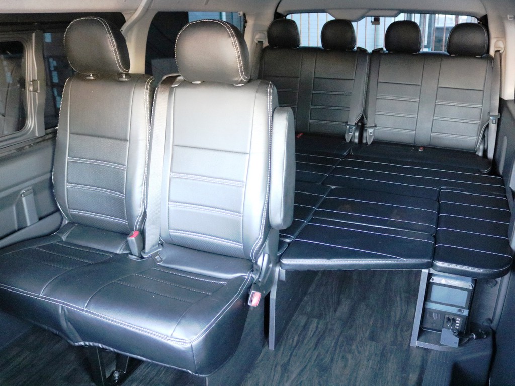 オリジナルベッドや脱着式サイドテーブルを標準装備した内装アレンジ【Ｖｅｒ１】！