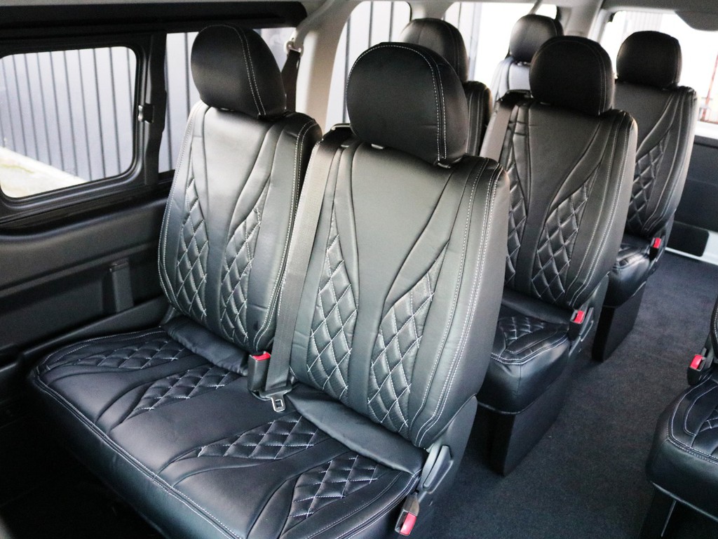 運転席側　２・３・４列目は２人掛けベンチシートタイプ！