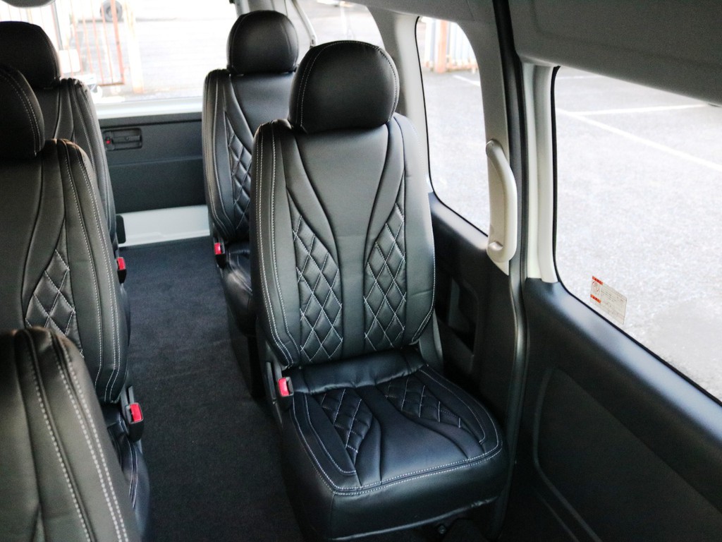 助手席側　３・４列目は１人掛けシート♪