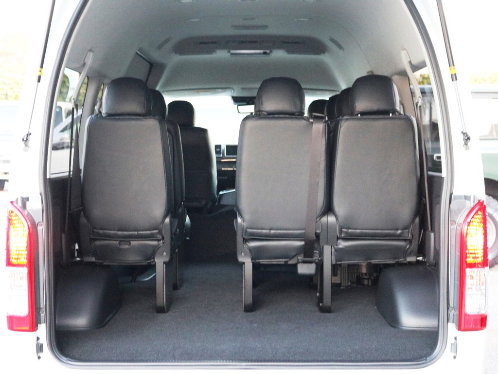 ラゲージスペースの確保も可能です！床張り施工等、追加のカスタムもお任せください♪