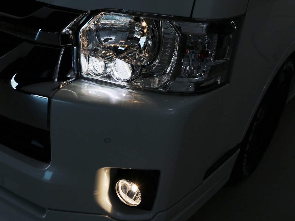 メーカーオプション　ＬＥＤヘッドランプ！ディーラーオプションのフォグランプも取り付け済みとなっております♪
