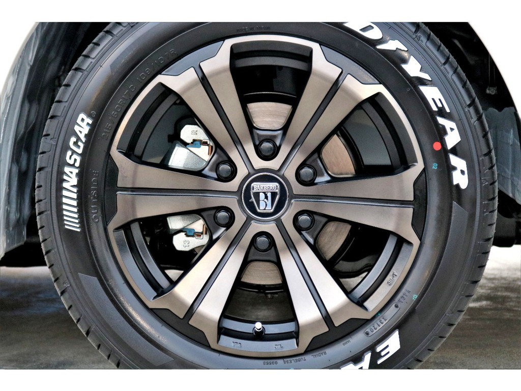 足元にはＦＬＥＸオリジナルカラー バルベロＵＧ １７インチアルミにナスカー ホワイトレタータイヤをチョイス！！