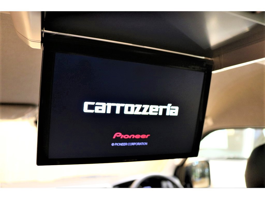 【後席モニター】カロッツェリア製フリップダウンモニターを搭載！後席の方も長旅を楽しめます！