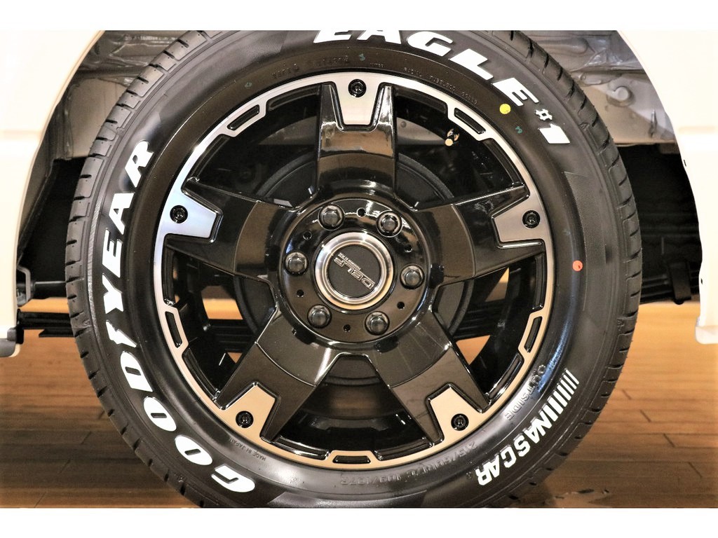 【タイヤ・ホイール】オリジナルホイールとナスカータイヤを装着しております！