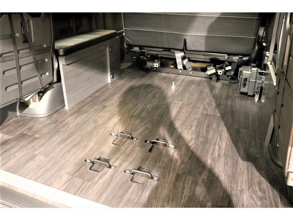 【お手入れが楽】フローリング仕様のため足場がしっかりしており、飲み物をこぼしたときにはサッと拭き取れます！