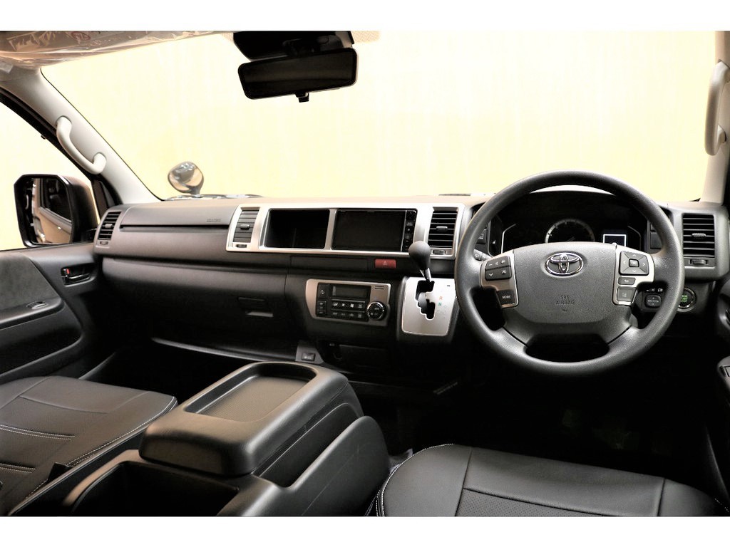 【コックピット】天井が高く圧迫感がないため快適に運転していただけます！