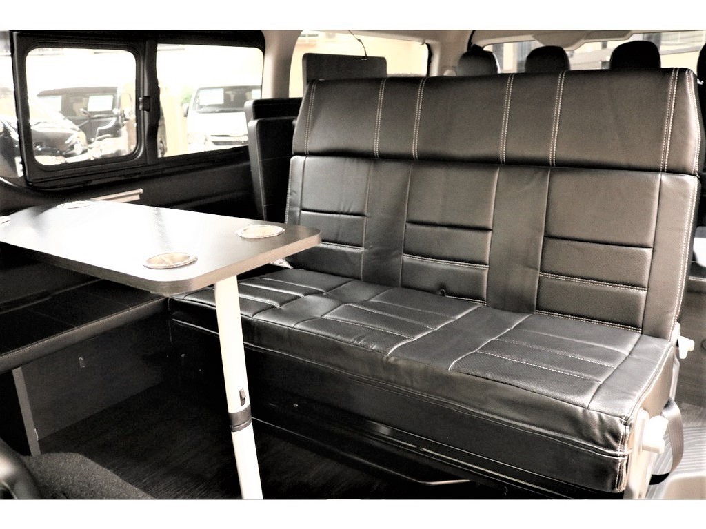 【テーブル付き】2列目にはサイドテーブルを取り付けております！旅行感満載です！