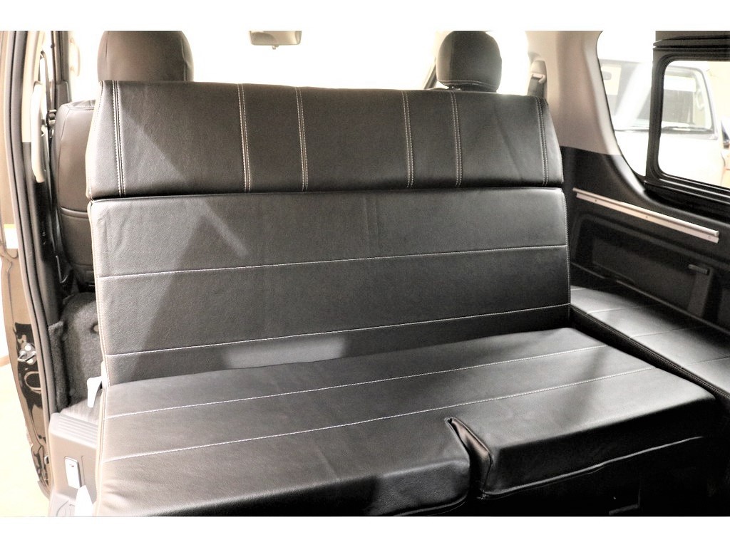 【対面式も可能】後ろの方と向かい合ってお座りいただけます！ハイエースだからこそ成せる技！