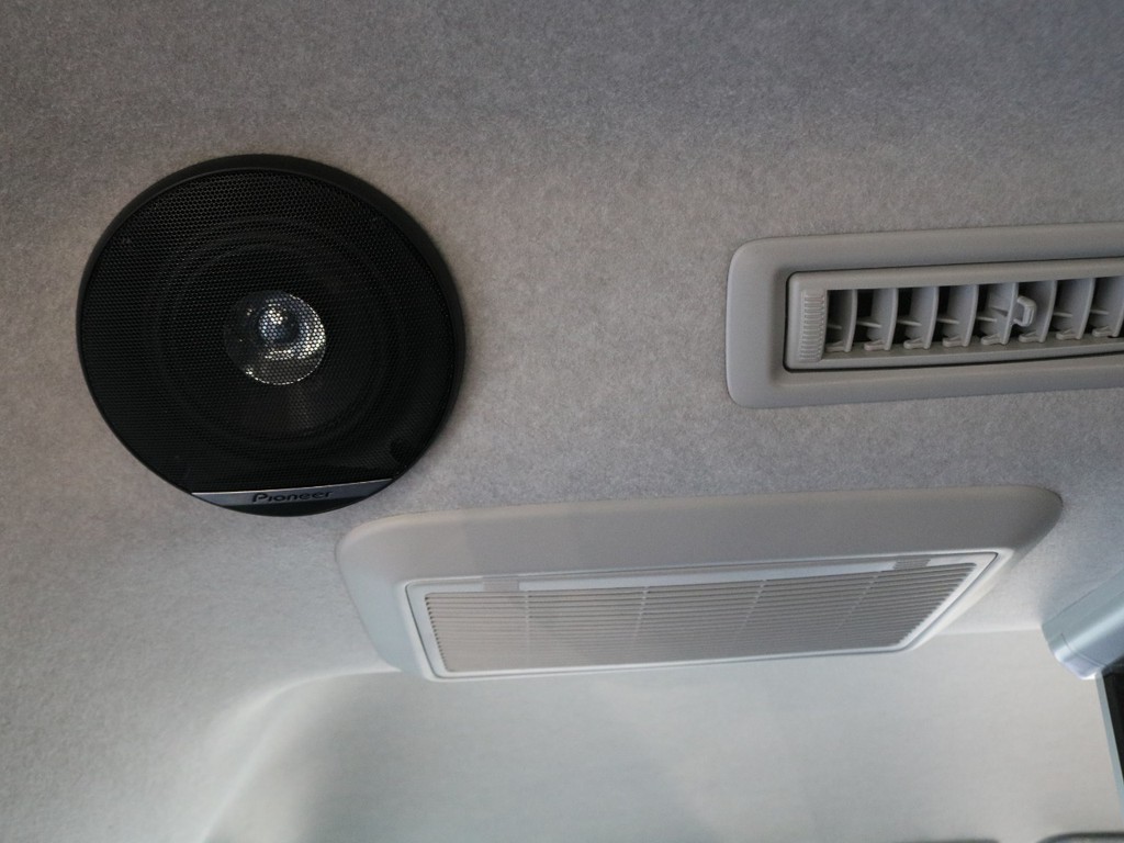 ルーフスピーカーも搭載して更なる快適性を実現♪