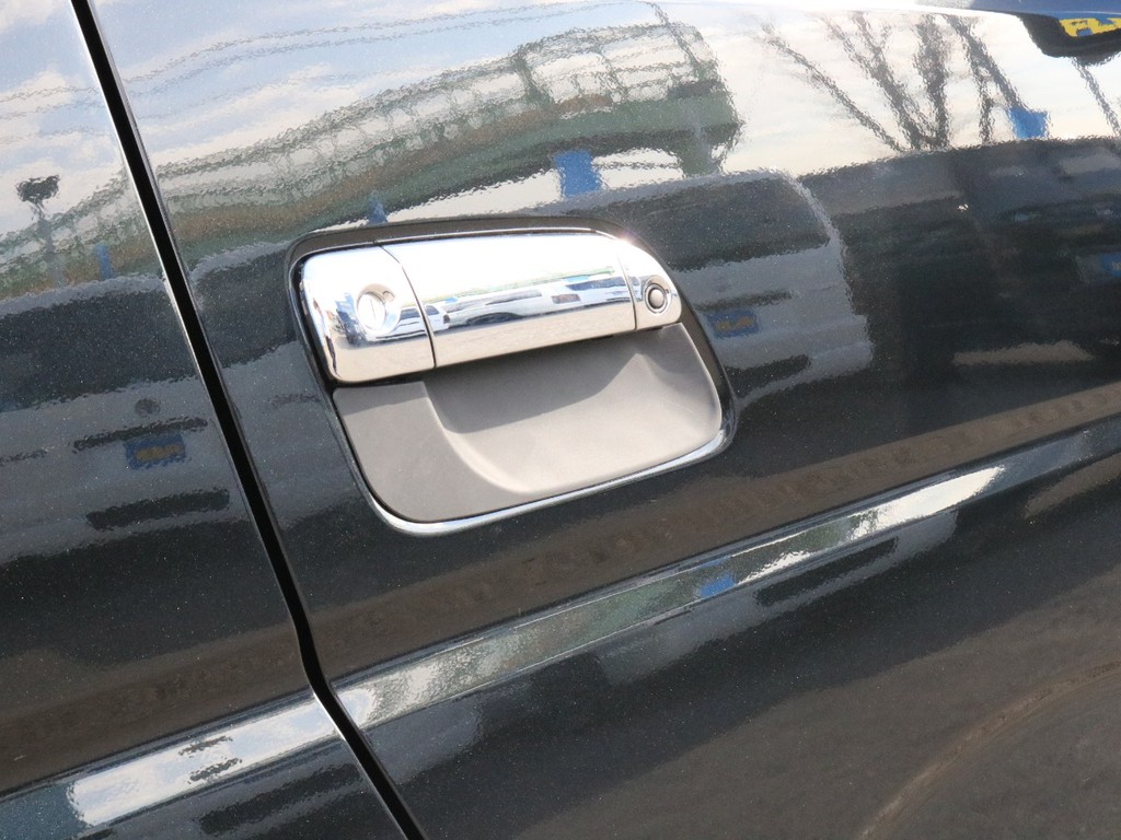 傷を防止するドアノブカバー(運転席、助手席、スライドドア)を装着済み♪