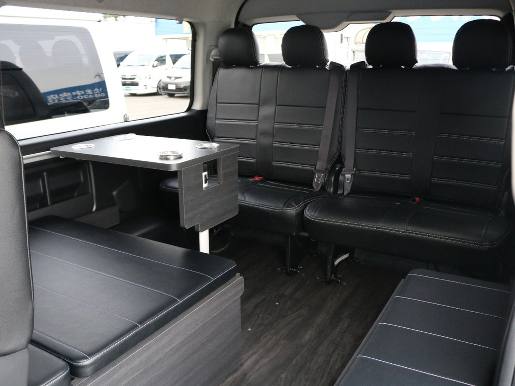 出先の休憩に便利な対面乗車可能！さらにテーブル付き♪