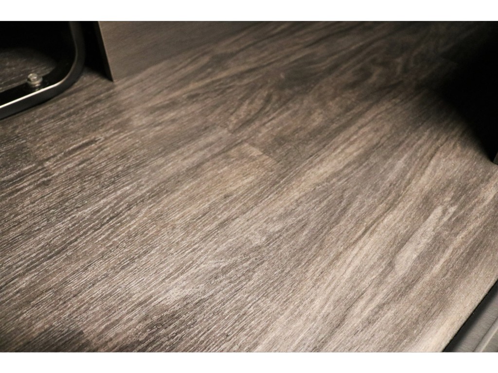 フローリング施工もしているのでお手入れが簡単★重たい荷物も積み込めます♪