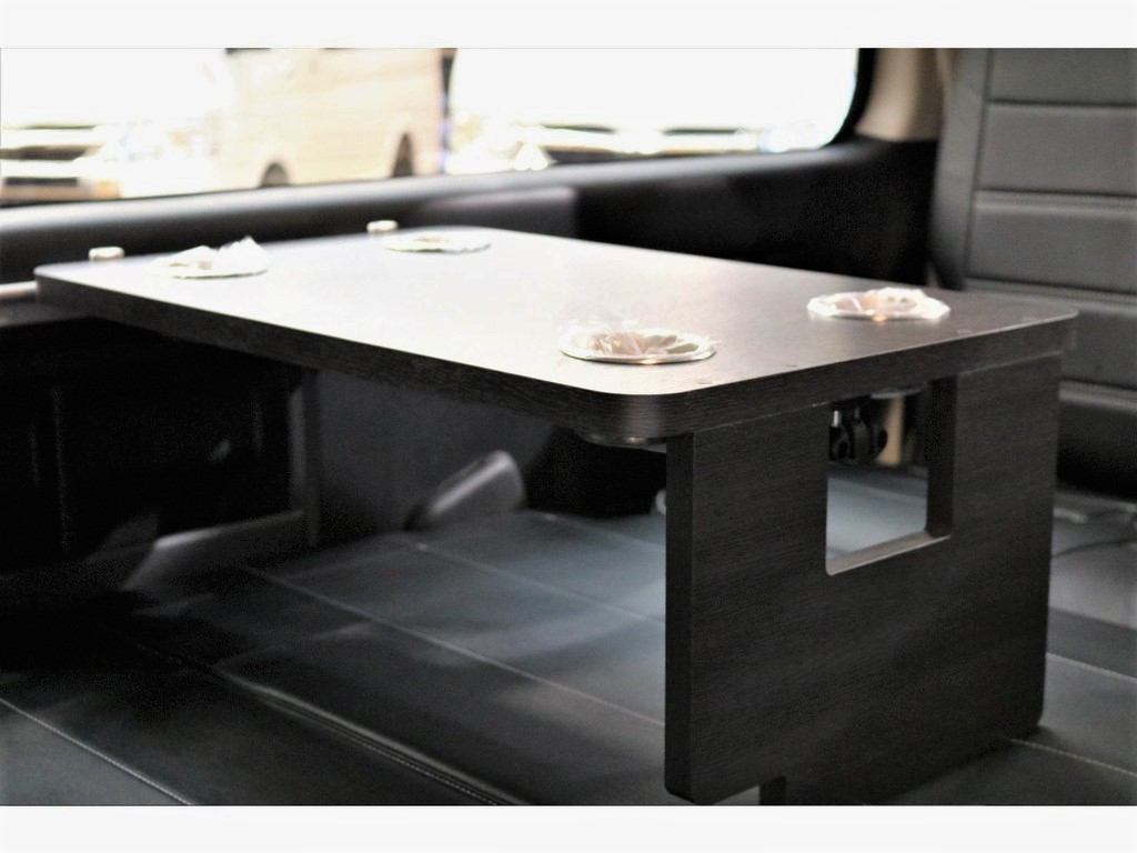 【オプション】サイドテーブルも装着済み！車内での作業や食事も可能★
