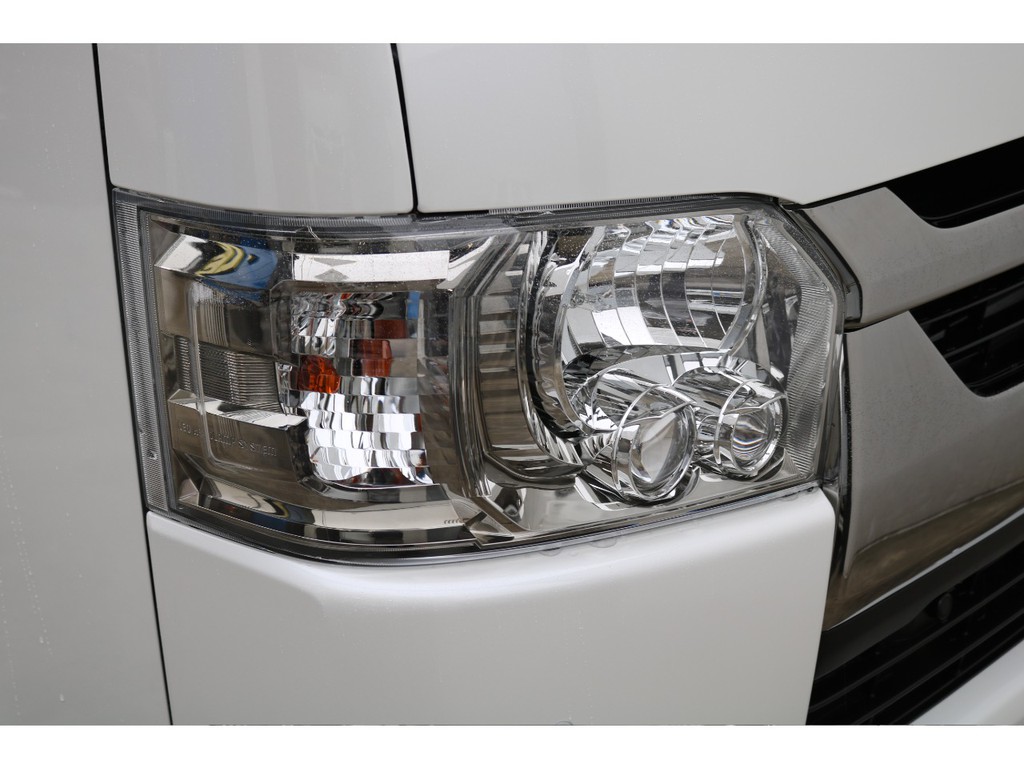標準装備ＬＥＤヘッドライト付き