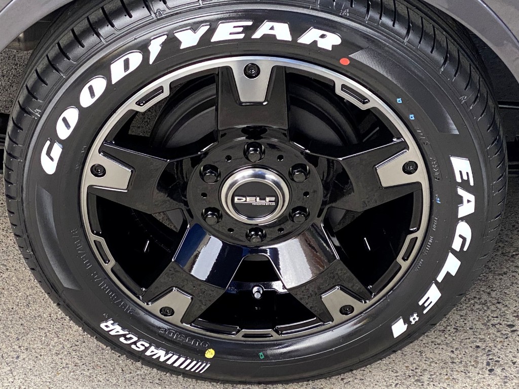 足元にはＦＬＥＸオリジナル Ｄｅｌｆ０３ １７インチアルミにナスカータイヤをインストール！！