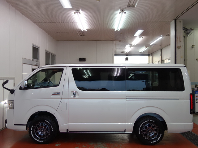 新車ハイエースＶダークプライムⅡ２８００ディーゼル４ＷＤ床張りナビパッケージ完成致しました！！即納車もご対応可能になります！！