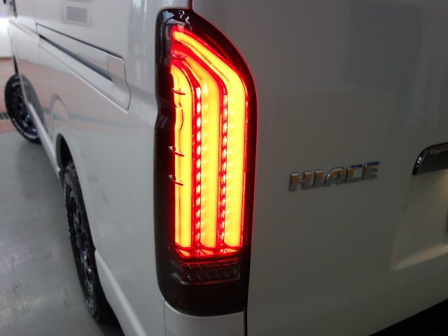 新車ハイエースＶダークプライムⅡ２８００ディーゼル４ＷＤ床張りナビパッケージ完成致しました！！即納車もご対応可能になります！！