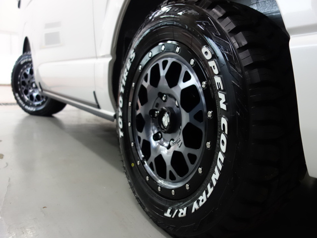 新車ハイエースＶダークプライムⅡ２８００ディーゼル４ＷＤ床張りナビパッケージ完成致しました！！即納車もご対応可能になります！！