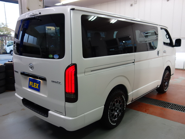 新車ハイエースＶダークプライムⅡ２８００ディーゼル４ＷＤ床張りナビパッケージ完成致しました！！即納車もご対応可能になります！！