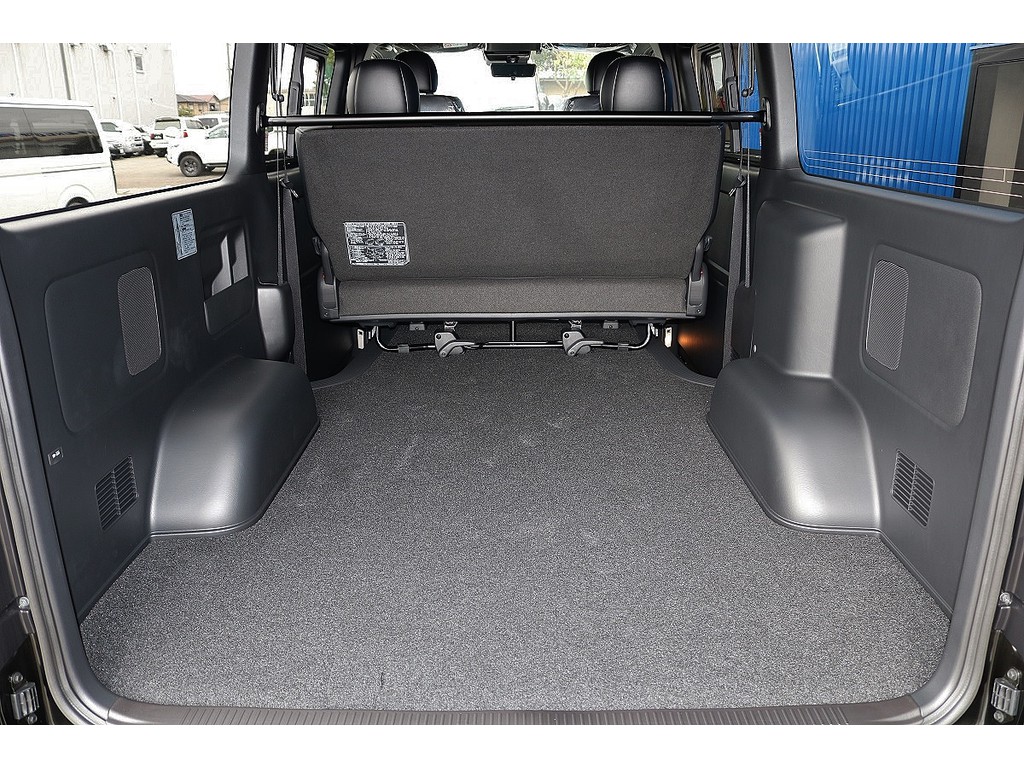 凄く広い荷室には釣りやキャンプ等の道具もラクラク積載可能です！追加でベッドキットやカーゴマットなども取り付け可能です☆