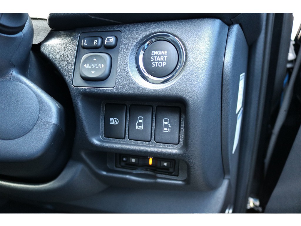 パワースライドドア付きですので運転席やスマートキーからも操作可能です！