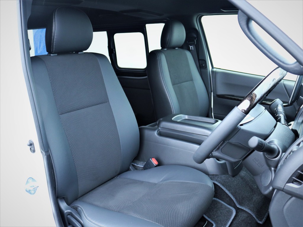 運転席シート、専用ハーフレザーシート！