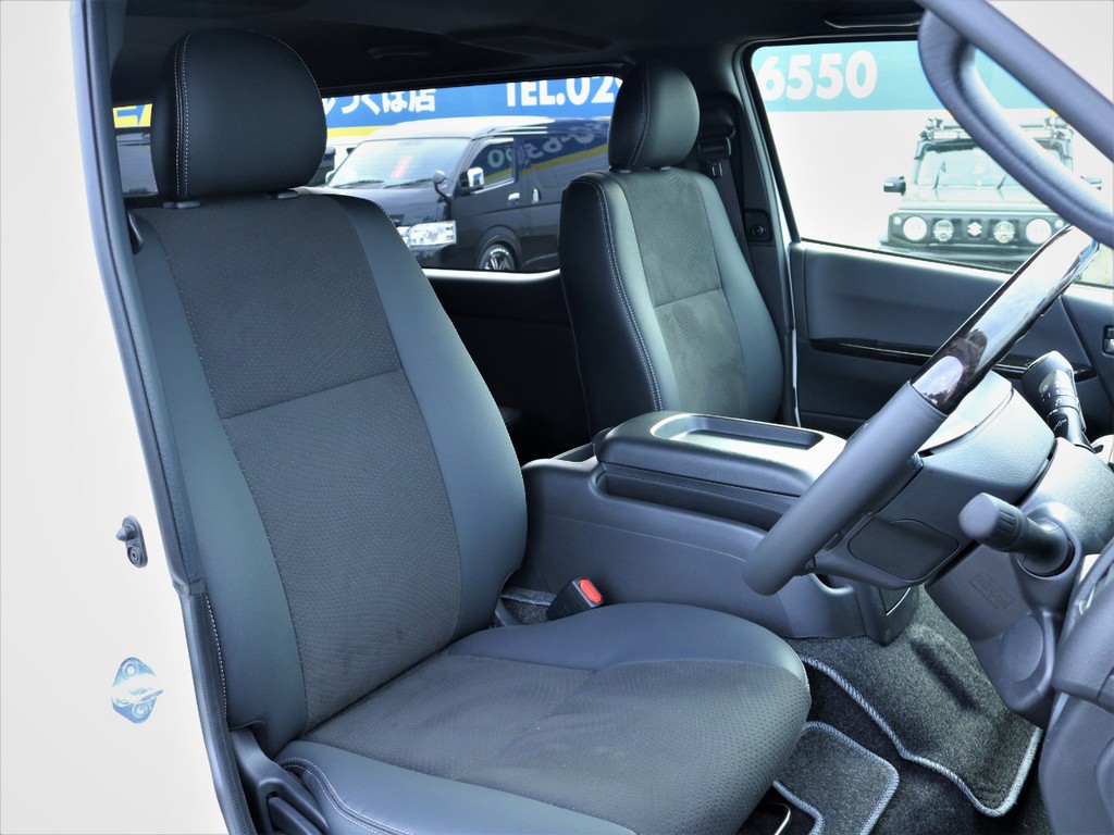 運転席シート、専用ハーフレザーシート！