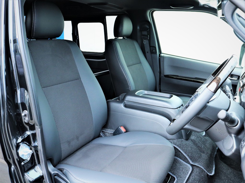 運転席シート、専用ハーフレザーシート！