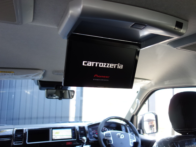 カロッツェリアフリップダウンモニターを新品で装着♪後部座席の方もDVDなどの映像を楽しみながらドライブ出来ます！