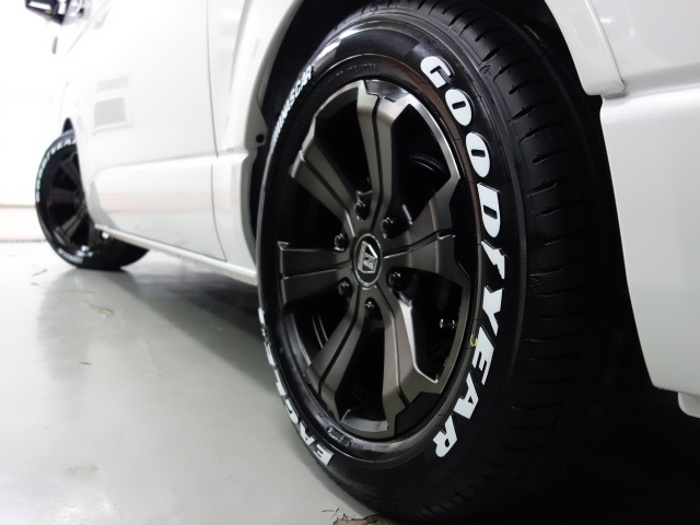 ホイールにはＦＬＥＸオリジナルカラー　バルベログランデ１７インチアルミホイールを新品で装着♪