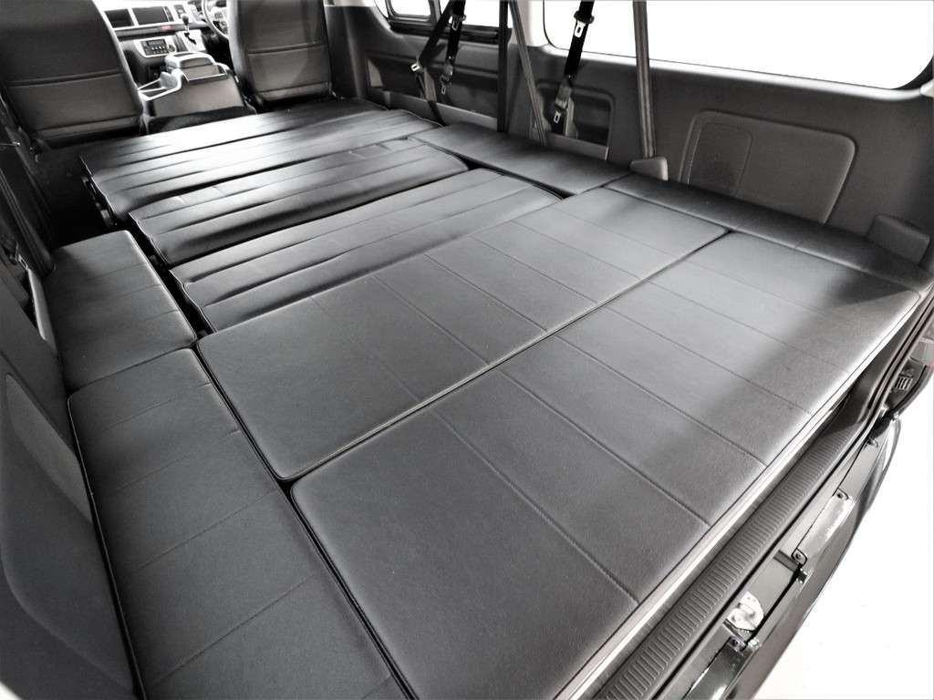 フルフラットで車中泊が出来る内装架装！