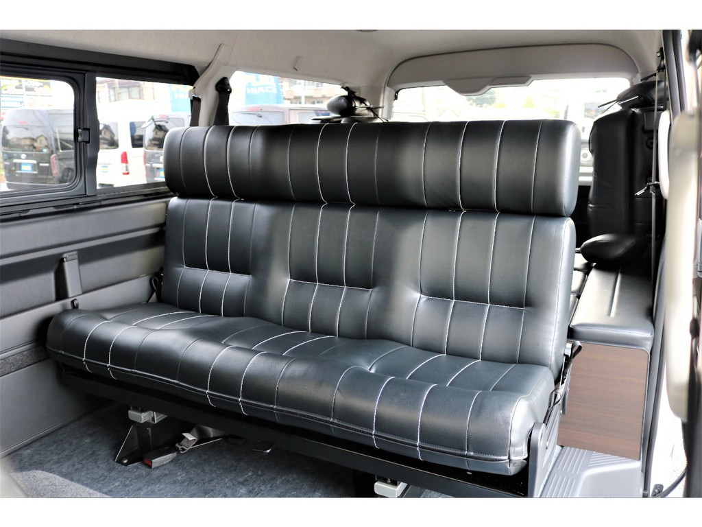２列目シートは３人掛けベンチタイプ！クッション成型タイプなので乗り心地もグッド☆