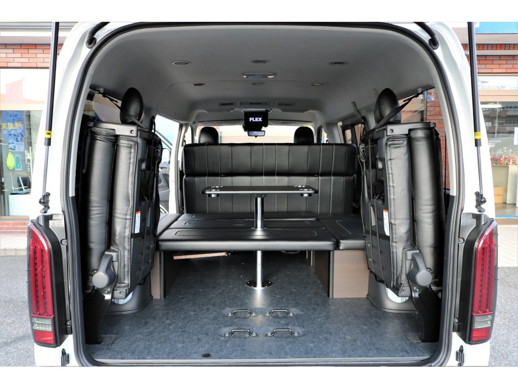 リアスペースはシートを左右へ跳ね上げが可能です☆