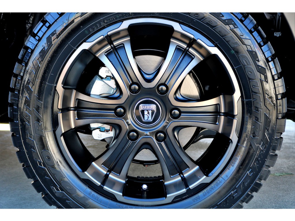 足元にはＦＬＥＸオリジナルカラーのバルベロＷＤ１７インチアルミにＴＯＹＯオープンカントリータイヤをチョイス！！