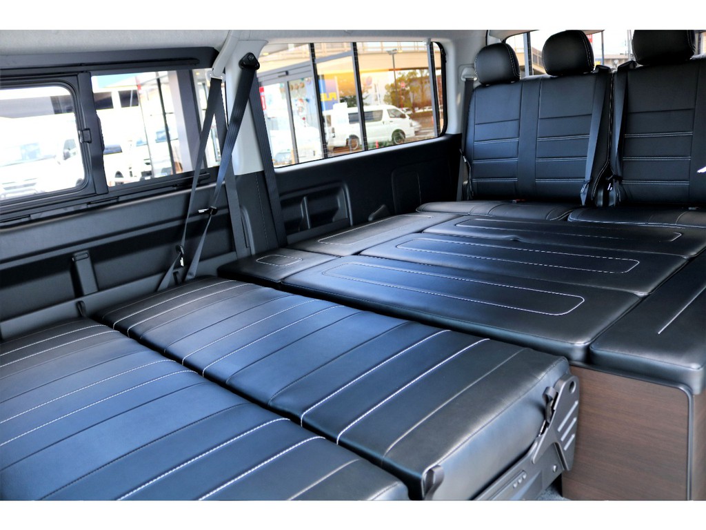 セカンドシートをフラットにアレンジするば広大なベッドスペースに♪