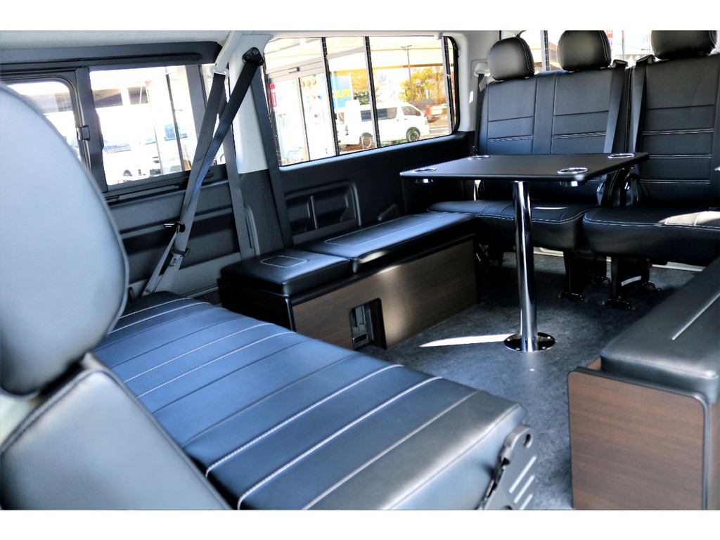 セカンドシートを対座にしリビングスペースとしてもお使いいただけます！！