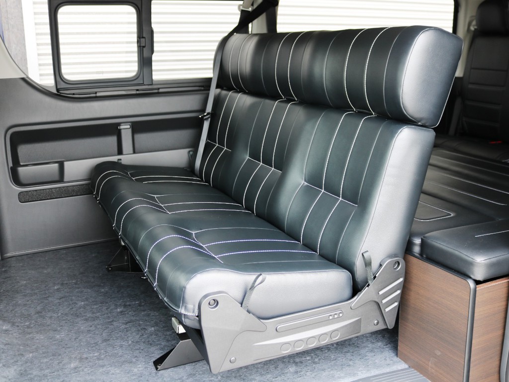 ２列目は１４００幅３人掛けシート！