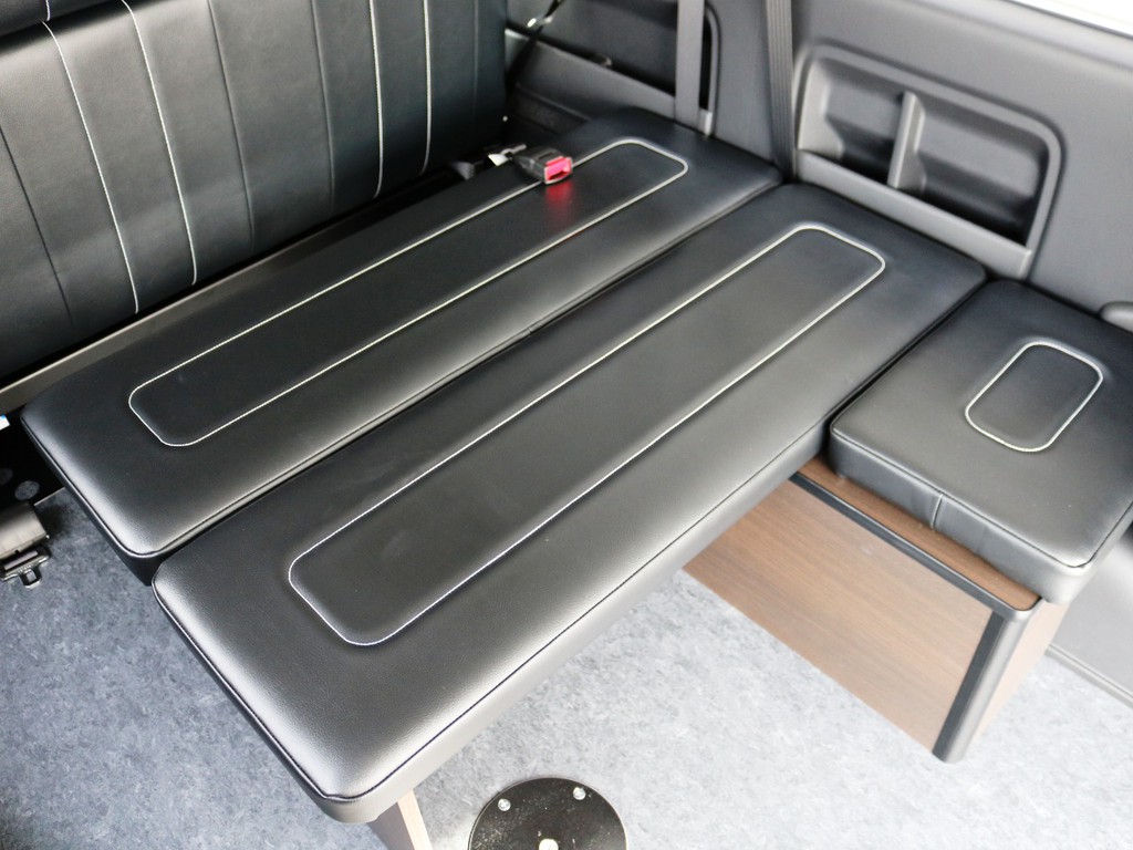 ３列目は後ろ向き１名定員！