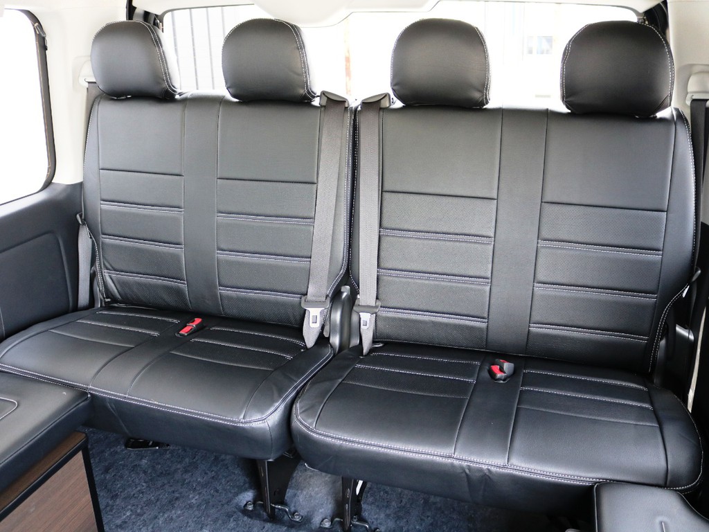 ４列目は２人掛けシート×２脚！