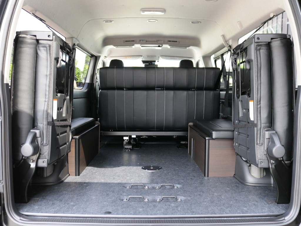 ４列目シートは片側ずつの跳ね上げ収納が可能です！４列目両側・ベッドマットを片付ければ広々ラゲージスペースに♪