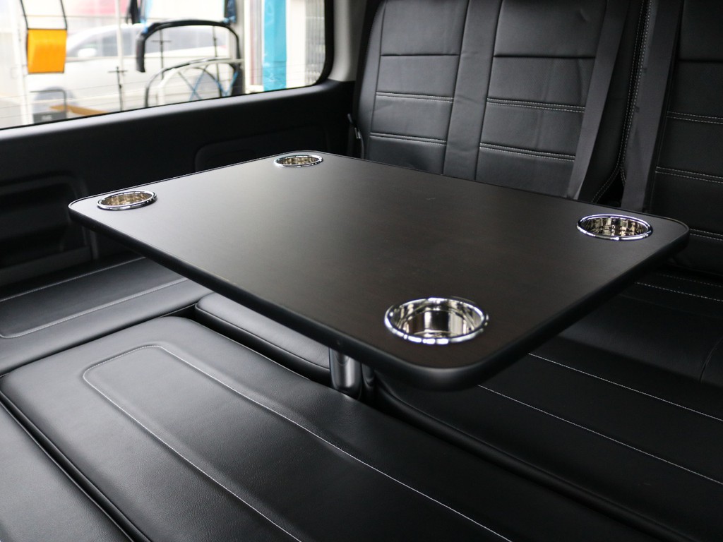 ドリンクホルダー付きテーブルを装備！