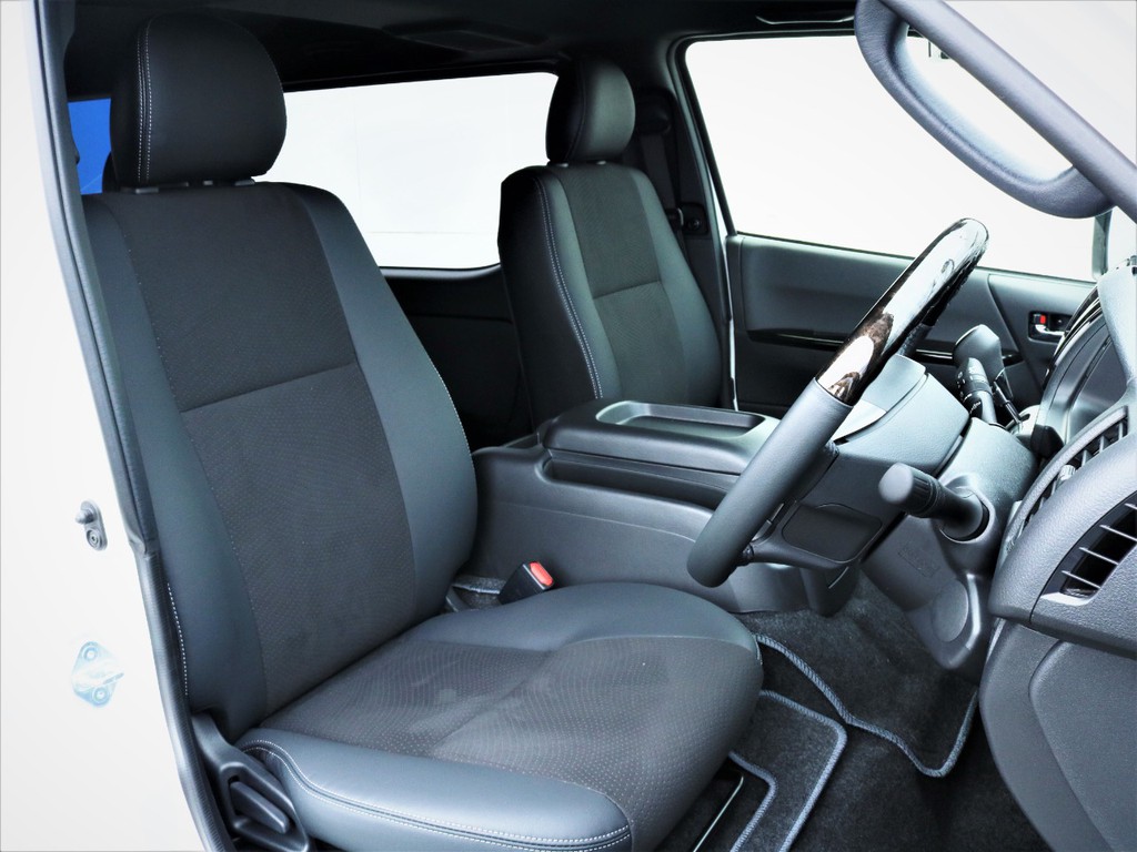 運転席シート、専用ハーフレザーシート！