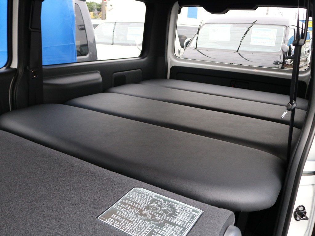 セカンドシートを倒すと車中泊も可能なフルフラットになります♪