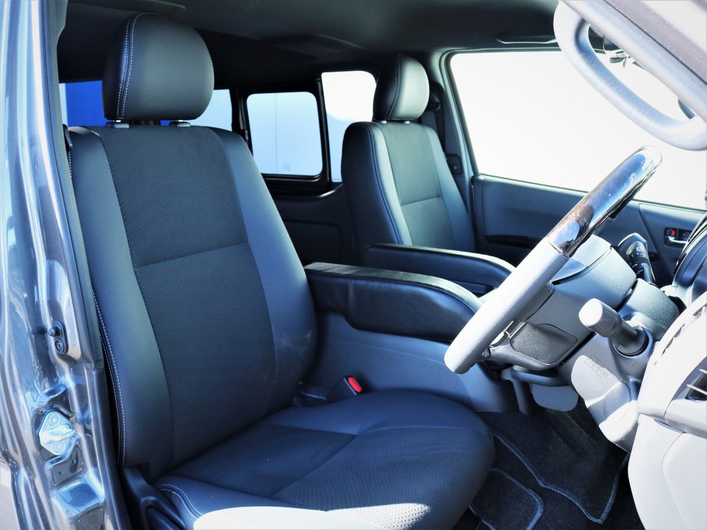 運転席シート、専用ハーフレザーシート！