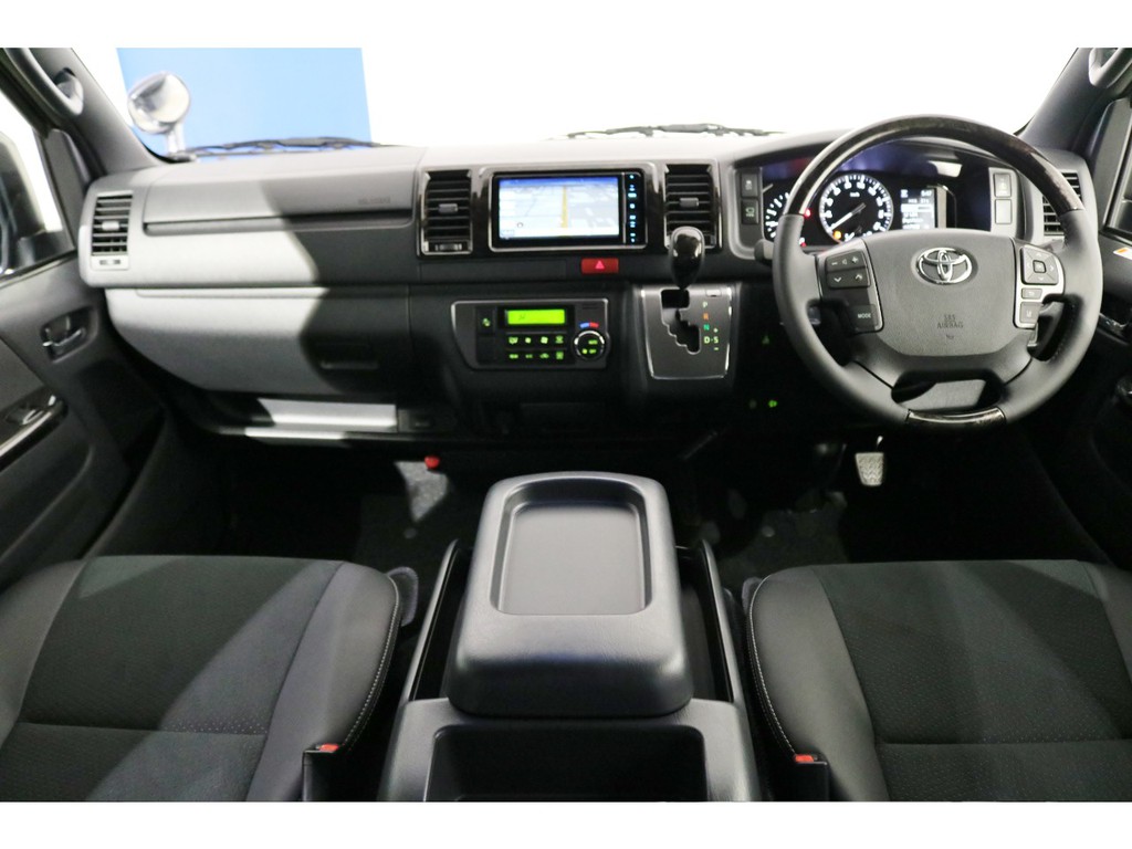 高級感溢れるコックピットで運転も楽しくなりますね！