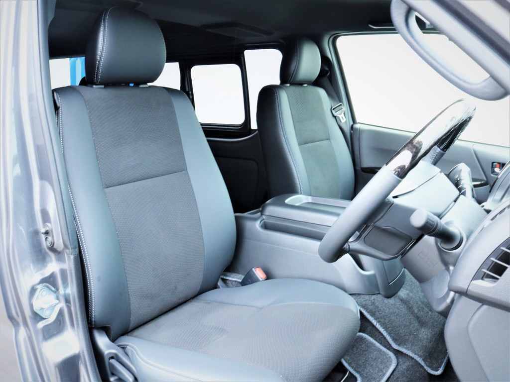 運転席シート、専用ハーフレザーシート！