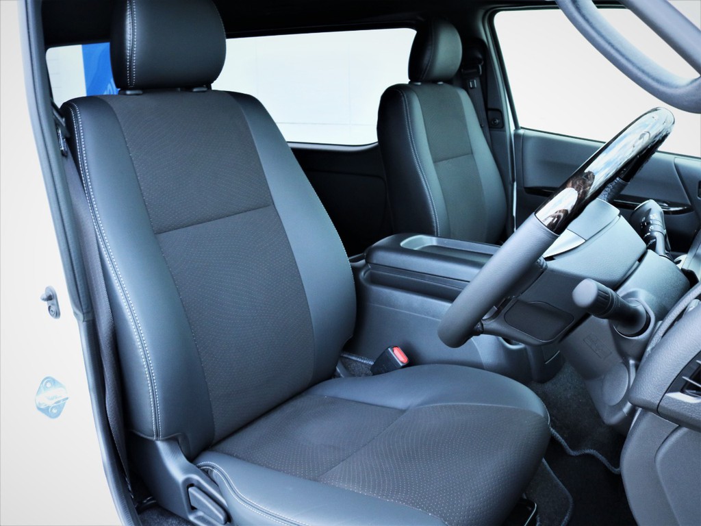 運転席シート、専用ハーフレザーシート！