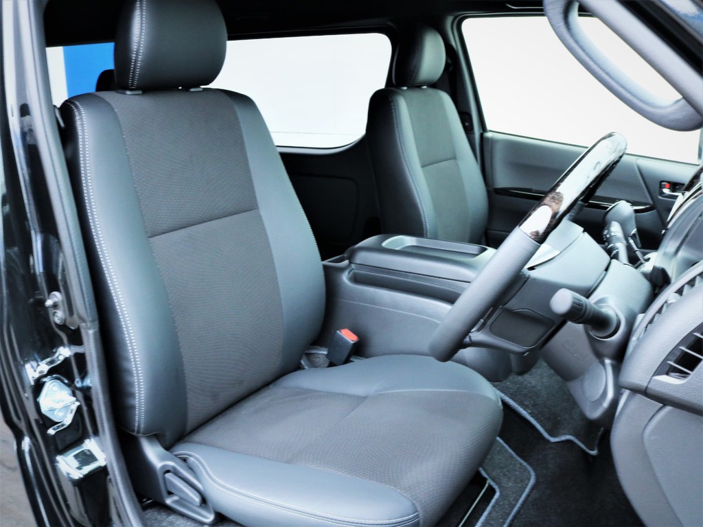 運転席シート、専用ハーフレザーシート！